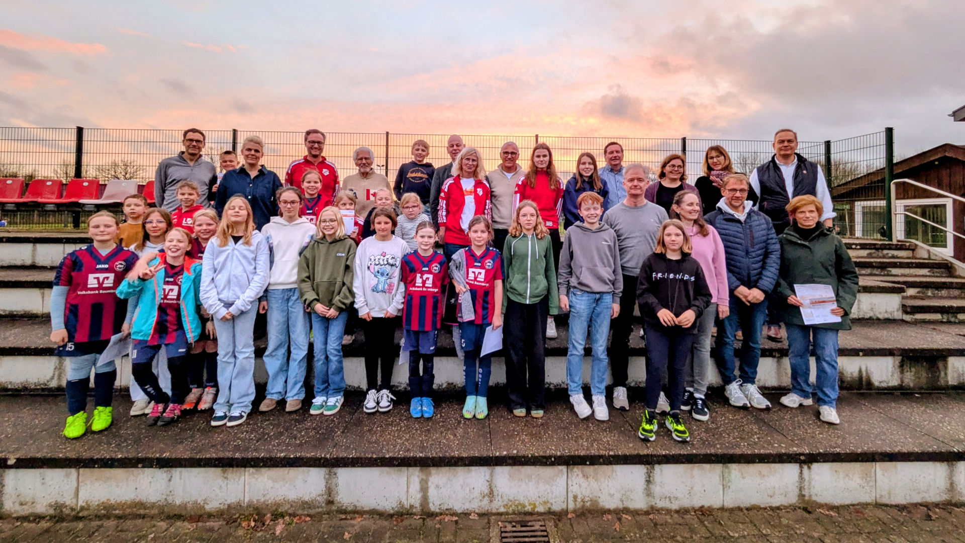 Gruppenfoto mit allen anwesenden Absolventen des Sportabzeichens 2025