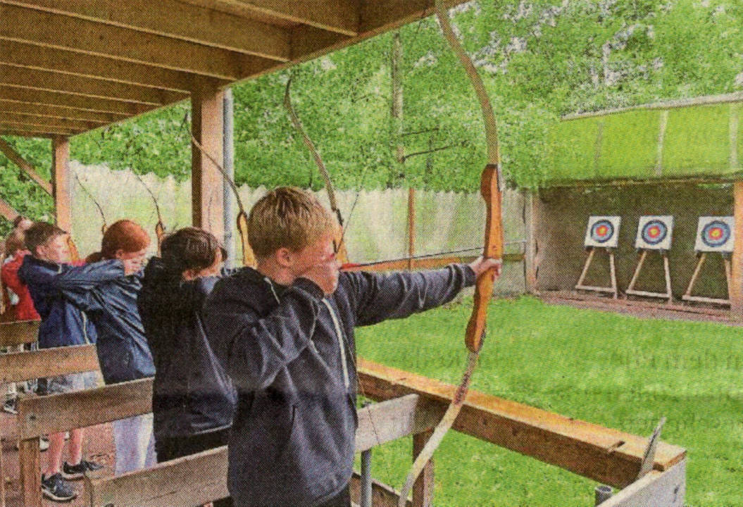 Hier ist volle Konzentration gefordert: Auch im Bogenschießen konnten sich die Jungs und Mädels ausprobieren.    Foto: Leon Eggemann