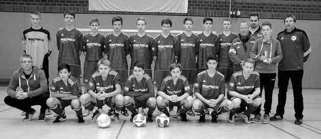 Die B I der JSG Darfeld/Osterwick ist beim eigenen Hallenturnier nach der Vorrunde ausgeschieden, will aber auf dem Feld in der Aufstiegsrunde überzeugen: (oben von links) Robin Wiesmann, Niklas Wernsmann, Leon Eggemann, Laurenz Grüner, Justin Günther, Lukas Bücker, Marius Röttgering, Max Ahlers, Robin Boom; unten von links: Trainer Michael van den Berg, Luca Thiäner, Steffen Lausemann, Lars Knipper, Julius Fliß, Szymon Szmigielski, Simon Gövert; es fehlt Betreuer Herbert Thiäner. Mit auf dem Bild sind Dieter Böckmann (oben 4. v. rechts) vom gleichnamigen Osterwicker Kfz-Handel mit Sohn Tim (2. v. r.), die sehr zur Freude von Westfalia-Jugendgeschäftsführer Michael Galle (rechts) und Turnierkoordinator Dennis van Deenen (3. v. r.) die neuen Futsal-Bälle für die Turniere gesponsert haben. Foto: az