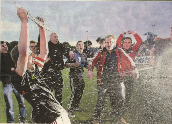 Der Schampus fließt in Strömen: Tobias Paschert (links), der Käpt'n aus Osterwick, mit der Meisterschale.	Fotos: Ulrich Hörnemann