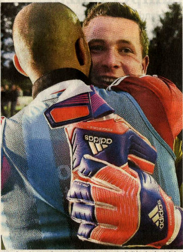 Hände wie Pranken: Spielertrainer Zoui Allali bedankt scih bei Keeper Steffen Warneke (rechts) für eine bärenstarke Leistung.