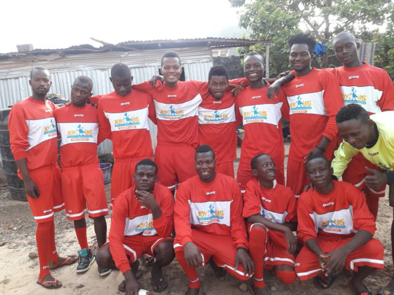 Auch einige neue Bälle sind mit auf die Reise nach Sierra Leone gegangen, wo es gerade für Nachwuchsfußballer immer schwierig ist, an geeignetes Material zu kommen. Entsprechend groß war die Freude bei der Übergabe durch Dr. Dimoh.