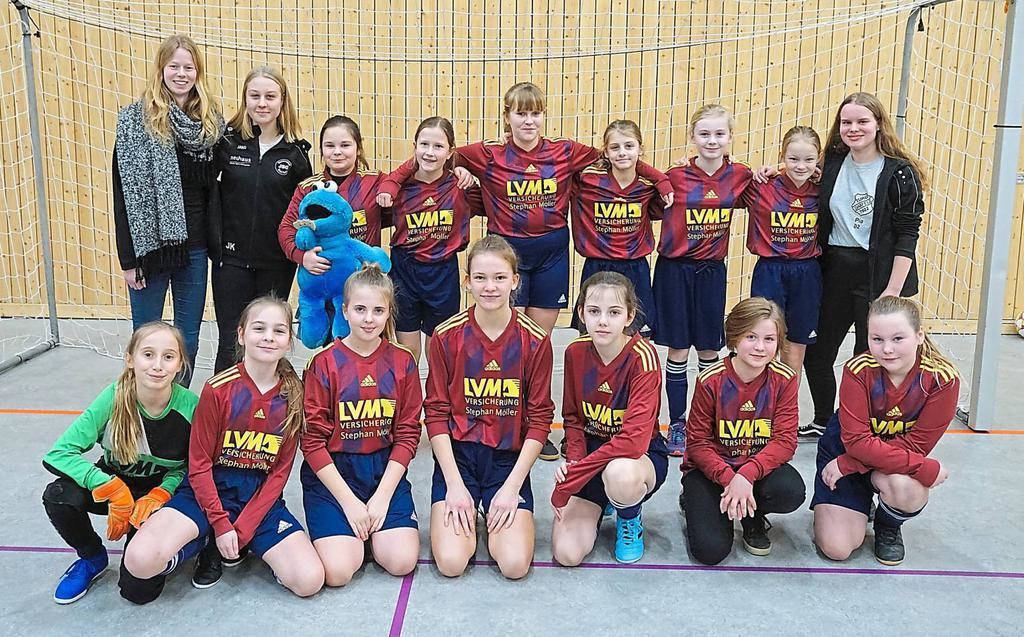 Die U 13-Juniorinnen der JSG Darfeld/Osterwick schlossen mit ihrem Turnier den Volksbank Baumberge-Cup von Westfalia Osterwick aus. Für die Nachwuchsfußballerinnen kam das Aus nach der Vorrunde. Foto: Leon Eggemann