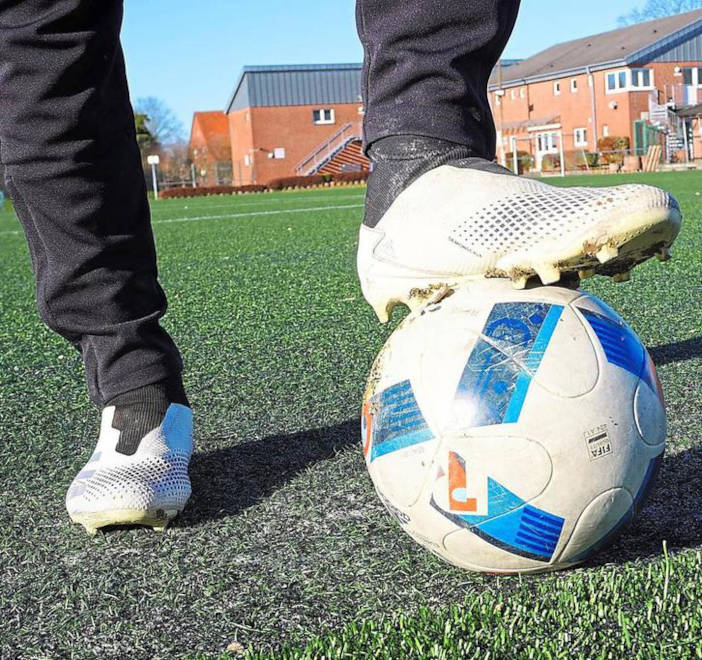 Mittlerweile weisen die Kunstrasenplätze in Darfeld und Osterwick einige Schäden auf. Ab dem kommenden Monat sollen die Beläge ausgetauscht werden. Foto: Archiv