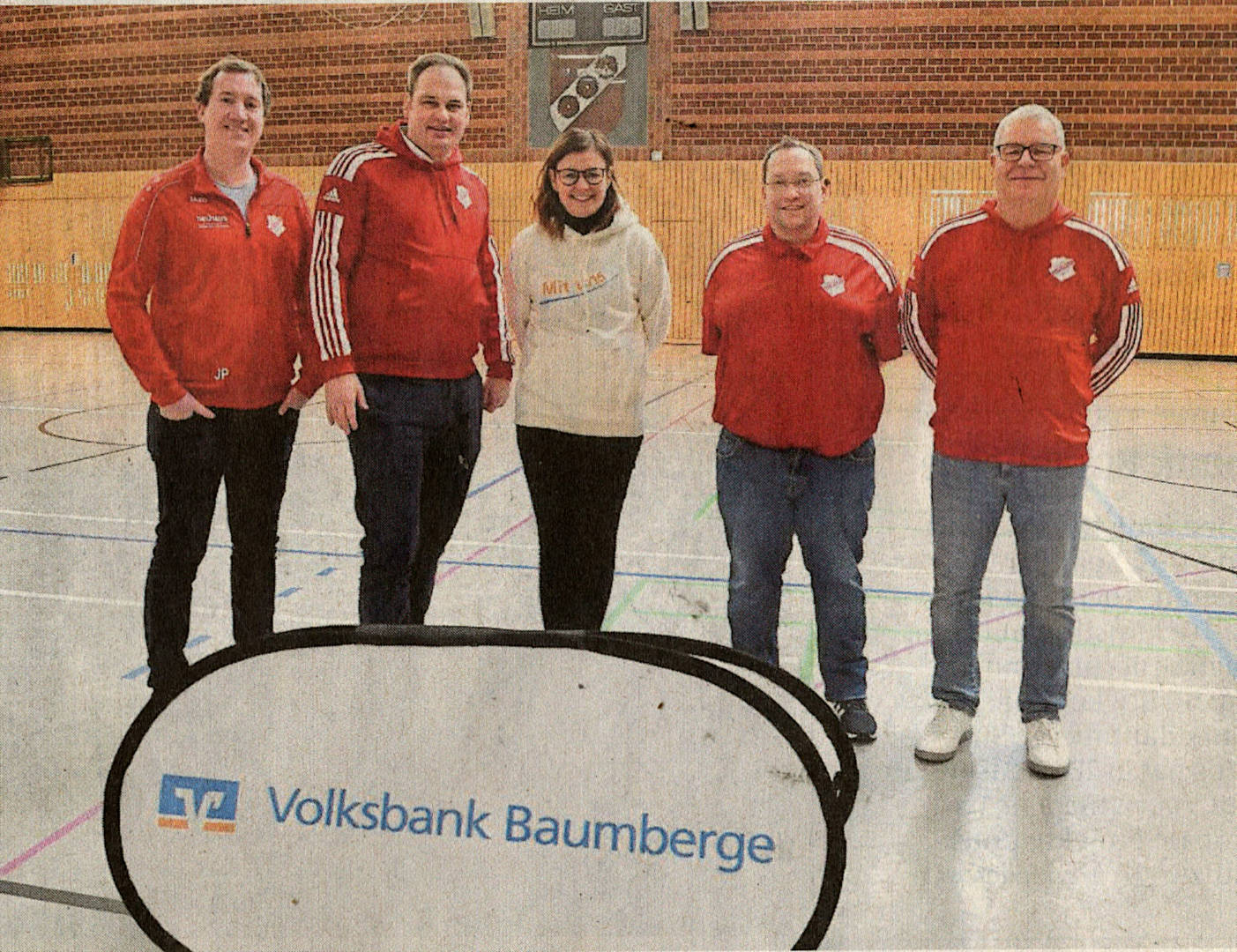 Es ist angerichtet für den Volksbank Baumberge-Cup, den Reigen der Jugendfußball-Hallenturniere von Westfalia Osterwick: (von links) Jonas Paschert (Jugendgeschäftsführer), Dennis van Deenen (Turnierkoordinator), Nicola Hillebrandt (Marketing-Leiterin Volksbank Baumberge), Kai Lemke (Koordinator Spielbetrieb Jugend) und Markus Günther (stellv. Spielkoordinator Jugend).     Foto: fw