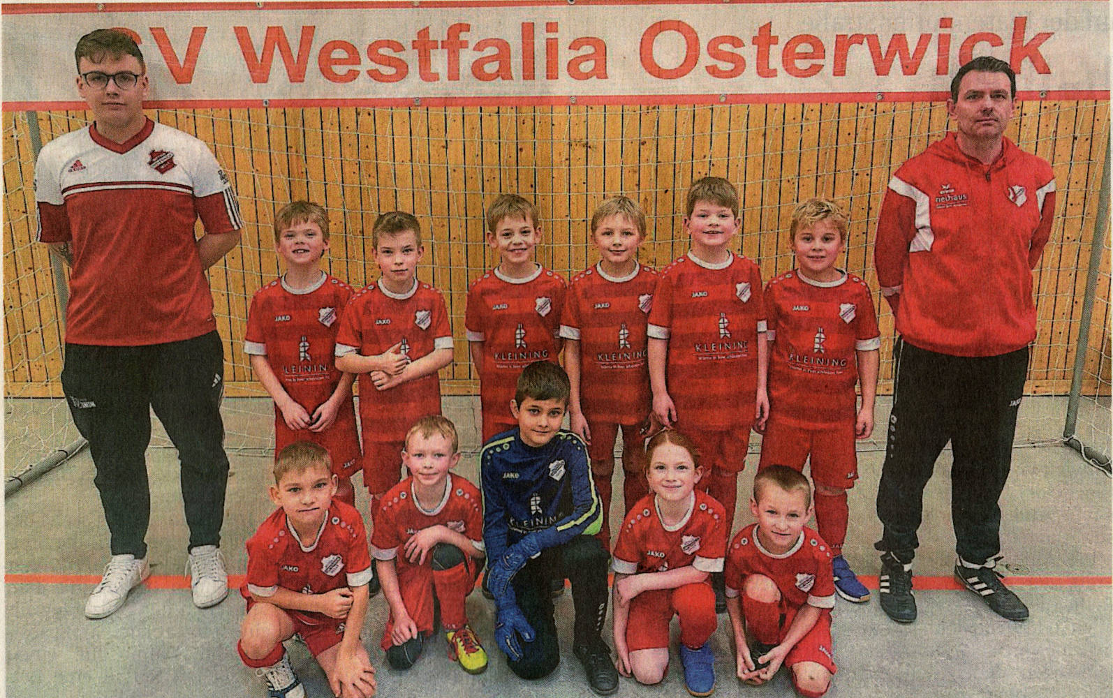 Ohne Wertung, aber mit jeder Menge Spaß spielten die F-Junioren von Westfalia Osterwick mit ihren Trainern Leon Patte (links) und Dennis Bröcher zum Abschluss des Volksbank Baumberge-Cups.    Foto: Christopher van Deenen