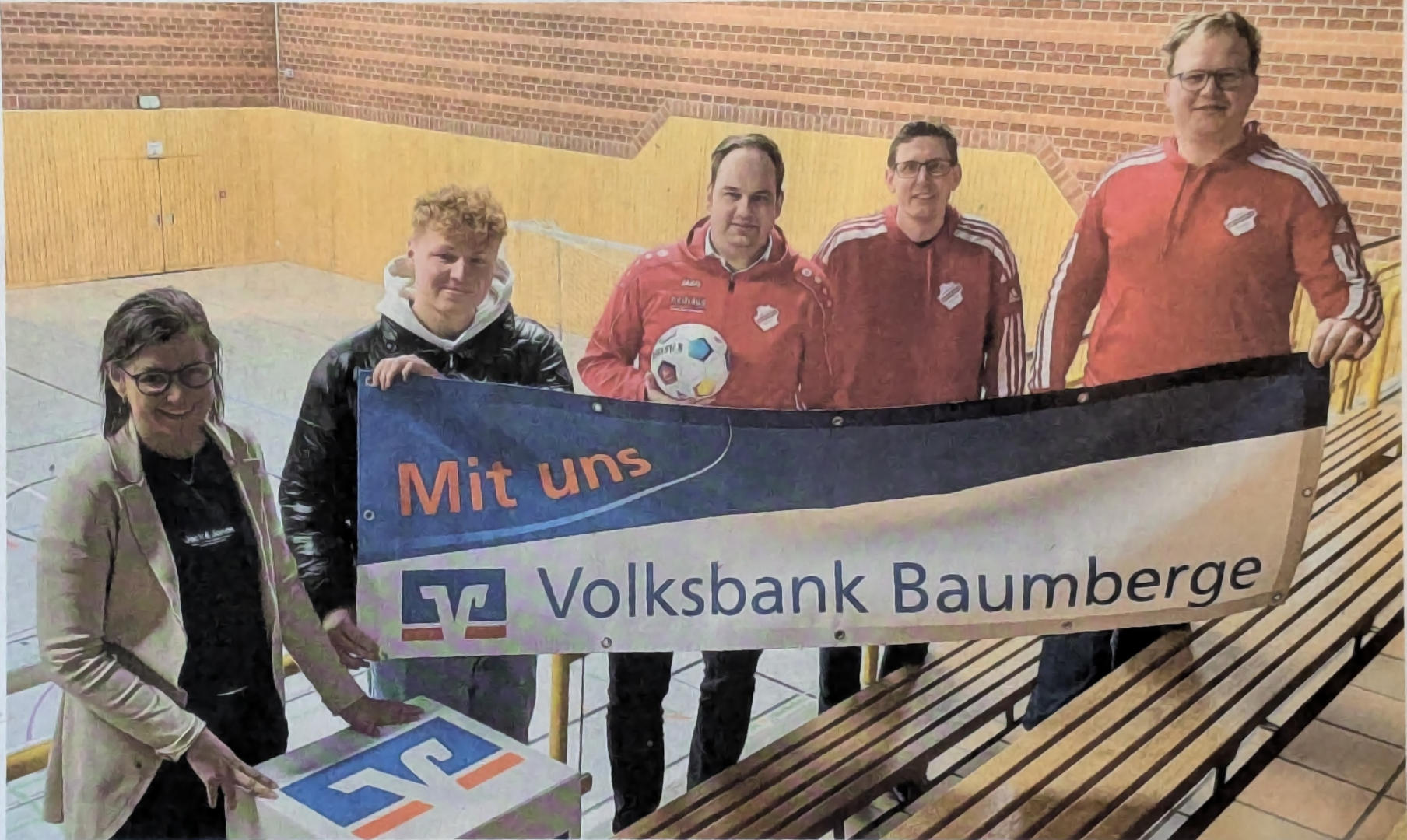 Die nächste Turnierreihe des Volksbank Baumberge-Cups in Osterwick steht in den Startlöchern. Auf den Startschuss am kommenden Wochenende freuen sich (v.l.) Nicola Hillebrandt (Volksbank Baumberge) sowie die Westfalia-Vertreter Niklas Boll, Dennis van Deenen, Tobias Wiggers und Christopher van Deenen    Foto: Leon Eggemann