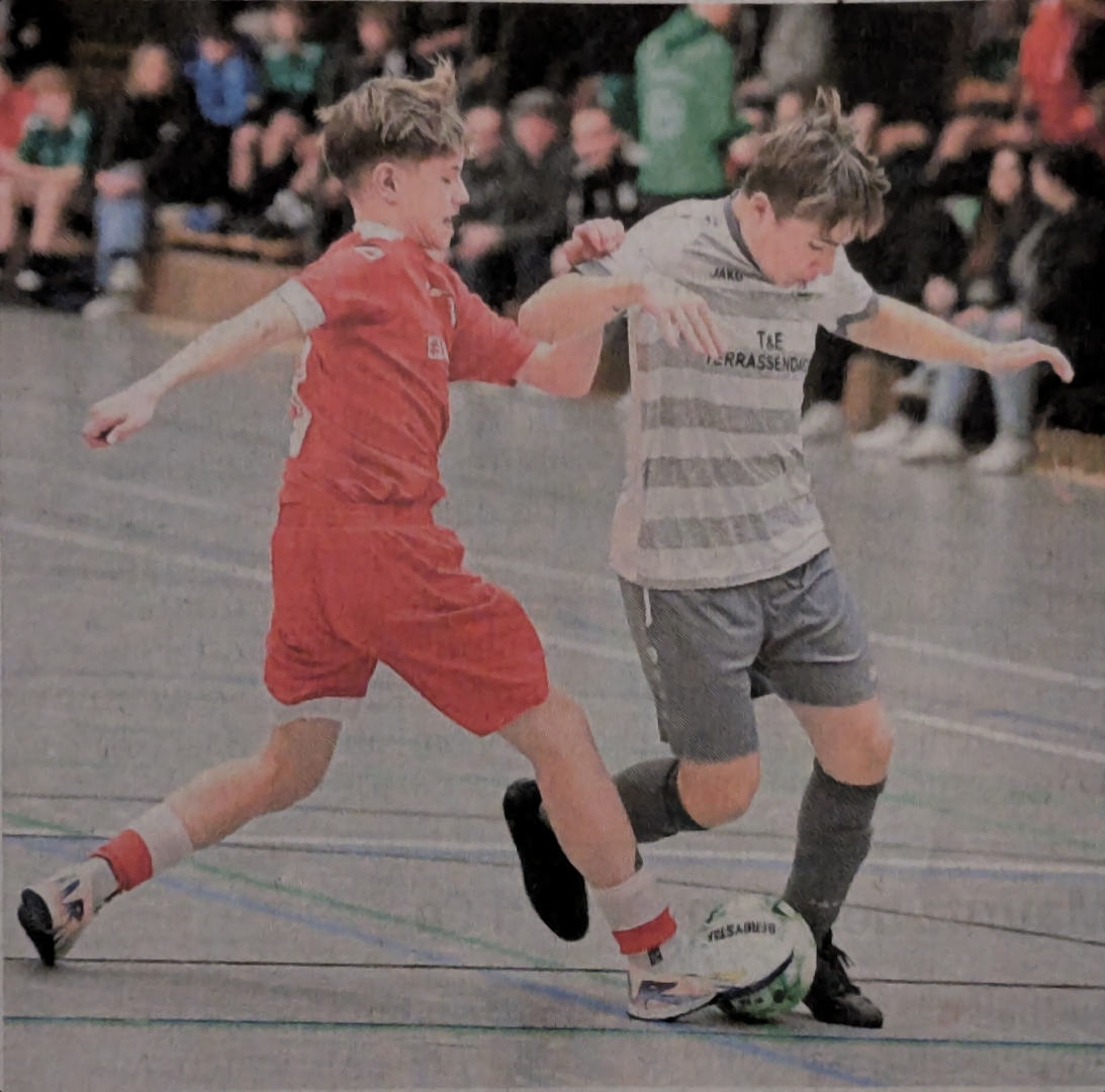 Auf dem Weg zum Führungstreffer im Spiel gegen den SV Gescher; Taylor Nun (rechts) ist nicht zu bremsen. Fotos: Frank Wittenberg