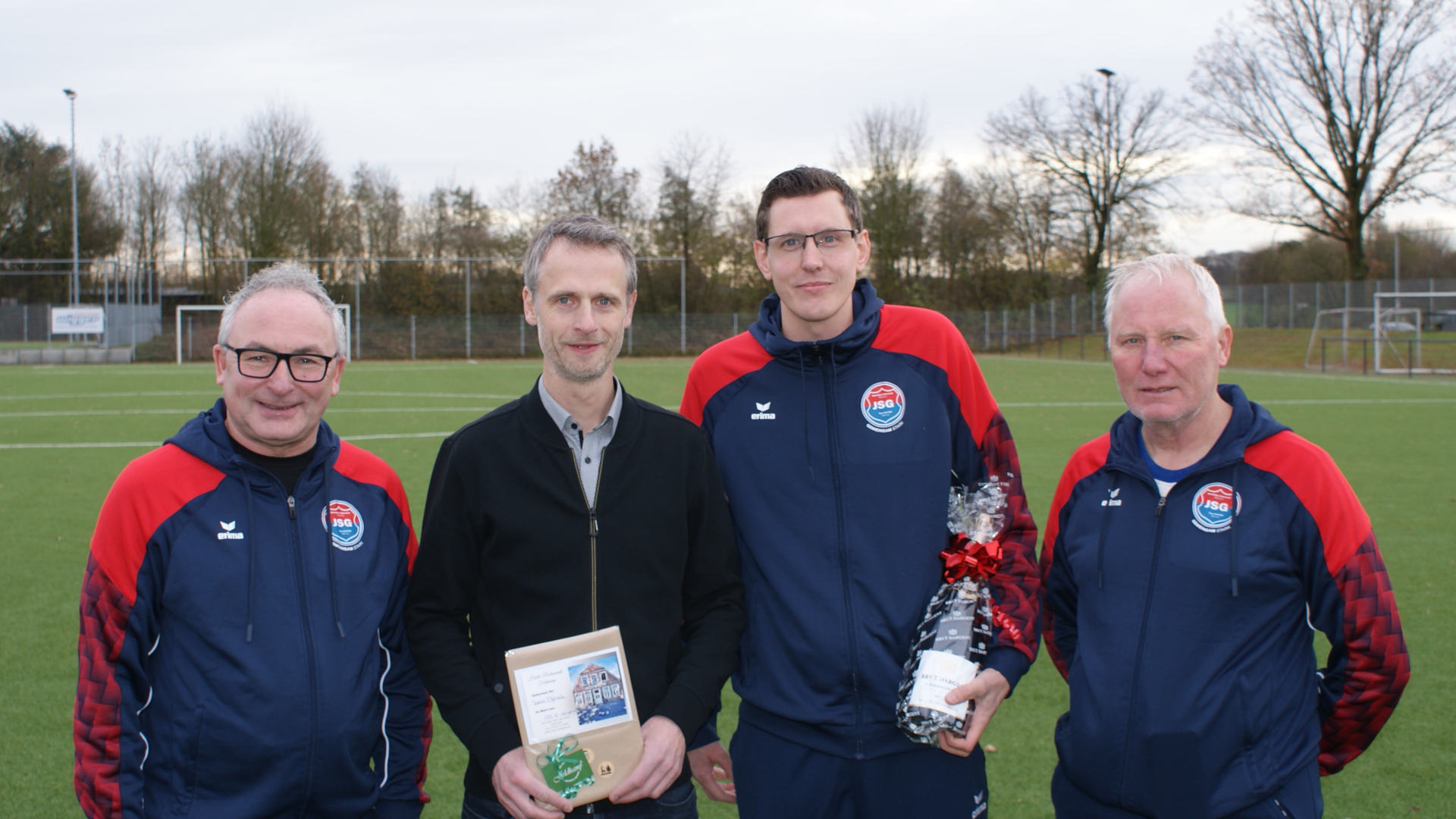 Allgemeine Zeitung Die Provinzial-Versicherung Stefan Fleige hat für alle Trainerinnen und Träiner der Jugendspielgemeinschaft von Westfalia Osterwick und Turo Darfeld Trainingsanzüge gesponsert. Damit kann die enge Zusammenarbeit auch nach außen noch besser repräsentiert werden. Markus Lindner (links), Tobias Wiggers (2. von rechts) und Frank Bäumer (rechts) bedankten sich bei Stefan Fleige für die wertvolle Unterstützung in der gemeinsamen Jugendarbeit. Foto: JSG Osterwick/Darfeld