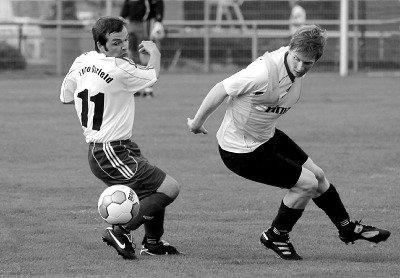 Heißer Tanz um den Ball: Turo-Stürmer Bernhard Sonnenfeld (links) im Duell mit Timo Spickenbaum. Foto: Frank Wittenberg