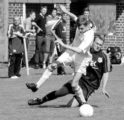 Ausgerutscht in Rödder: Tim Lindenbaum (links) und Westfalia Osterwick mussten eine überraschende Niederlage schlucken. Foto: fw