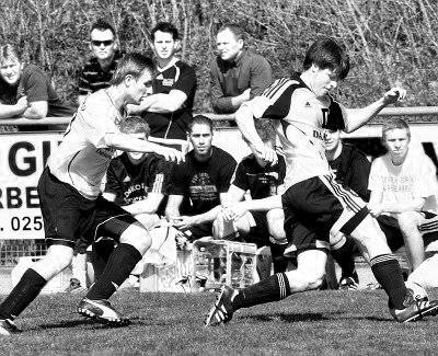 Henning Schlüter (FSV Gescher, rechts) wird verfolgt von Tobias Paschert (Westfalia Osterwick, links).