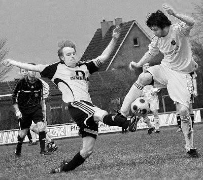 Matthias Efsing (links), Abwehrmann aus Gescher, stoppt den Osterwicker Angreifer Lukas Segbers. Fotos: uh Matthias Efsing (links), Abwehrmann aus Gescher, stoppt den Osterwicker Angreifer Lukas Segbers. Fotos: uh