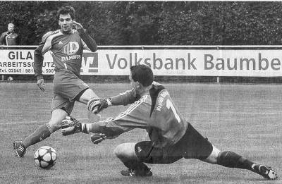 Das Fußballderby zwischen den beiden Bezirksligisten FSV Gescher und Westfalia Osterwick wurde um einen Tag vorverlegt. Morgen und nicht erst am Sonntag hat der FSV Heimvorteil gegen die Westfalia. In der vergangenen Saison feierten die Gescheraner im Hinspiel einen 3:1-Auswärtssieg in Osterwick. Marcel Tenbrink (FSV) scheiterte hier an Keeper Stefen Warnecke (Westfalia). In der Rückserie folgte die Revanche. Damals setzten sich die Osterwicker mit 1:0 durch. Anstoß: morgen, 15 Uhr, Gescher, Borkener Damm.