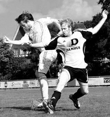 Torschütze in Gescher: Lukas Segbers (links), hier im Duell mit Jan-Niklas Barden. 