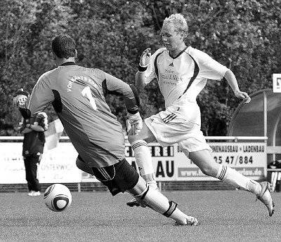 Auf und davon: Kai Hemsing lässt den Torsteher aus Epe mit einem seinem raschen Antritt ins Leere laufen und erzielt das 3:1. Wenig später gelingt ihm auch das 4:1. Foto: uh Auf und davon: Kai Hemsing lässt den Torsteher aus Epe mit einem seinem raschen Antritt ins Leere laufen und erzielt das 3:1. Wenig später gelingt ihm auch das 4:1. Foto: uh