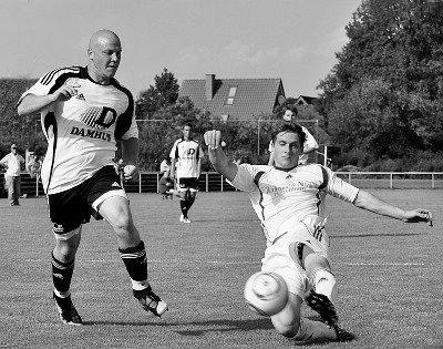 Prima in Schuss: Timo Mevenkamp (rechts), hier im Zweikampf mit dem Gescheraner Marco Rotaru, und seine Osterwicker Kollegen wollen in Ellewick punkten. Foto: uh