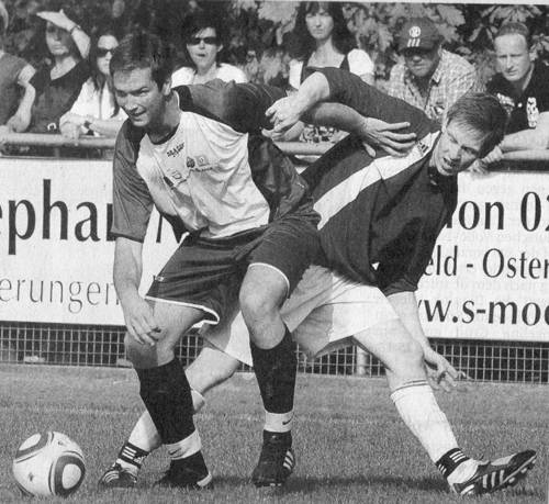 Viele Zweikämpfe, wenig Spielfluss: Hier beharken sich der Merfelder Benedikt Greßkämper (links) und Timo Spickenbaum.	Foto: fw