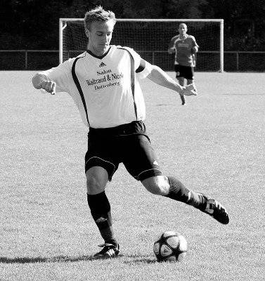 Sein Anschlusstor zum 2:3 reichte nicht: Niklas Segbers und die Osterwicker unterlagen 2:4 in Gemen. Foto: uh