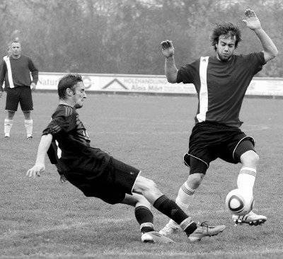 Ausgebremst: Westfalia-Offensivmann Lukas Segbers (rechts) wird vom Gronauer Bastian Holsträter bedrängt. Foto: fw