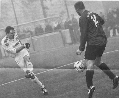 Der Ballermann aus Billerbeck: Markus Möllering (links) zieht ab. Ralf Borgert, Auswechselspieler aus Osterwick, springt dazwischen und versucht zu klären.	Foto: uh