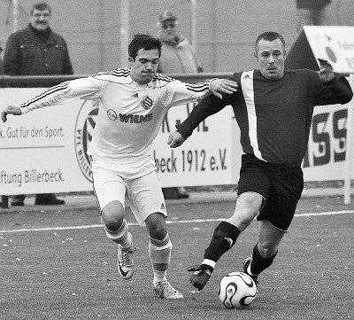 Jörg Pahlig (rechts), hier im Zweikampf mit dem Billerbecker Matthias Schulze-Bisping, macht und tut, doch seine Mannschaft ist im freien Fall in den Keller abgestürzt.