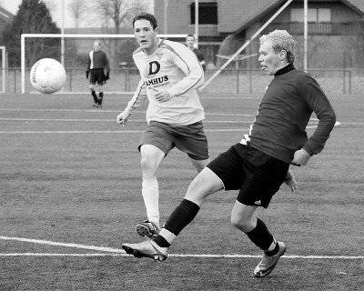 Ätsch: Kai Hemsing (rechts) und Westfalia Osterwick haben gestern den Favoriten TSG Dülmen düpiert und einen 1:0-Sieg gefeiert. Foto: Frank Wittenberg