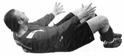 Immer wieder aufstehen: Jörg Pahlig und Westfi lia Osterwick wollen sich im Kampf um den Klassenei halt in der Bezirksliga nicht umwerfen lassen.    Foto: fw