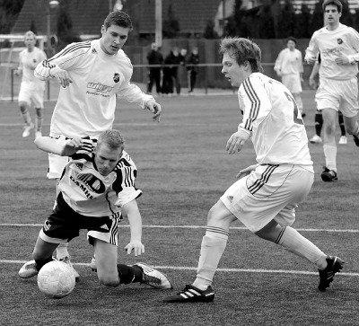 Strittige Szene: Timon Vierhaus kam im Zweikampf mit Timo Spickenbaum (rechts) und Timo Mevenkamp zu Fall, Schiri Frederik Rasch pfiff aber nicht. Fotos: fw