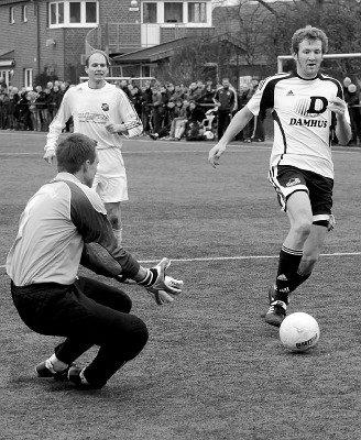 Hubi stoppt Hubi: Westfalia-Torwart Hubertus Wolbeck (links) nimmt Hubertus Roling den Ball ab.