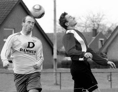 Mit Köpfchen: Tobias Paschert (rechts) will zum nächsten Westfalia-Sieg beitragen. Foto: fw
