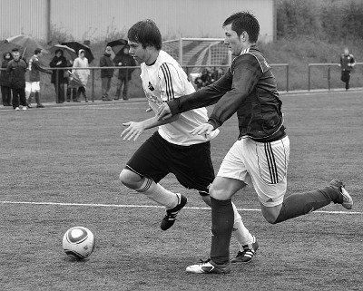 Auf dem Vormarsch: Lukas Segbers (links) stürmt morgen in Boken-Hoxfeld. Bruder Niklas, der erfolgreichste Osterwicker Angreifer, fehlt allerdings. Foto: uh