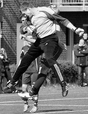 Vom Torhüter zum stürmischen Angreifer: Hubi Wolbeck beim Kopfball.