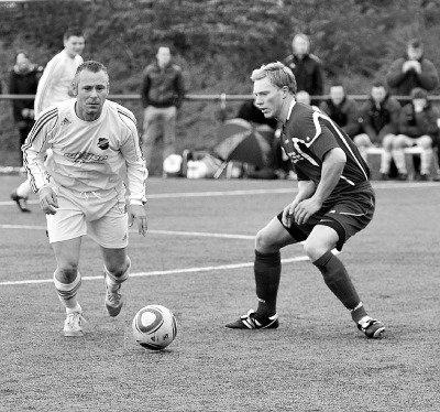 Schütze zum Ausgleich: Jörg Pahlig (links) versuchte alles, doch Westfalia Gemen siegte 2:1. Fotos: Ulrich Hörnemann