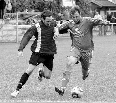 Johannes Aldenhövel (links), hier im Duell mit SuS-Spielertrainer Frank Wegener, sorgte auf den Außenbahnen immer wieder für Alarm. Foto: fw