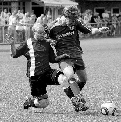 Um jeden Meter gekämpft: Florian Göbel (links) räumt Felix Leimkühler ab - der fällige Freistoß führte zum zwischenzeitlichen 0:2 für den VfL. Fotos: fw