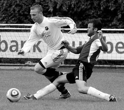 Hat die Lücke nicht gefunden: Torjäger Niklas Segbers (links) ging gestern gegen SW Havixbeck wie seine Kollegen leer aus. Foto: fw