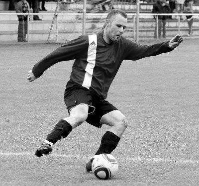 Aus dem Gleichgewicht: Jörg Pahlig muss mit Westfalia Osterwick den bitteren Gang in die Kreisliga.A antreten. Foto: fw