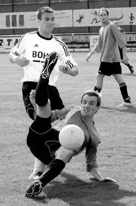 Akrobatisch: Tobias Paschert scheitert mit diesem extravaganten Versuch an Dirk Wilger. Foto: Frank Wittenberg