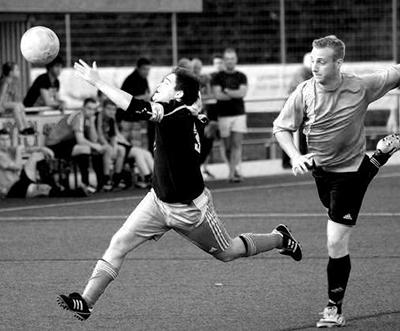  Künstlerisch wertvoll: Luca Pollicina (links) und Niklas Segbers machen beim Kampf um den Ball eine gute Figur. Foto: Frank Wittenberg