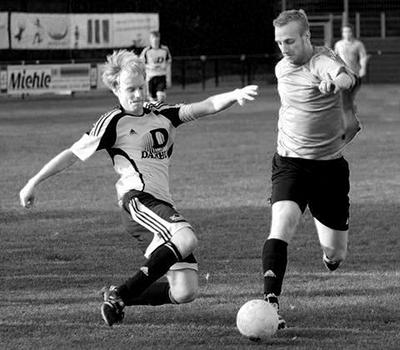 Die Szene, die zum Elfmeter für die Westfalia führt: Matthias Efsing (links) kommt gegen Niklas Segbers einen Bruchteil zu spät. Foto: Frank Wittenberg
