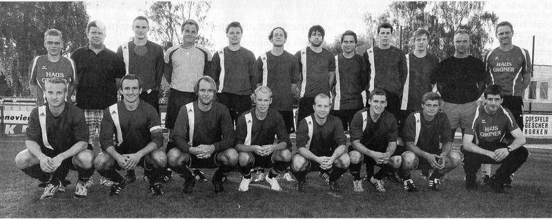 Westfalia Osterwick will so schnell wie möglich zurück in die Bezirksliga: (oben von links) Betreuer Dennis Alferink, Betreuer Christian Vörding, Sebastian Brambrink, Hubertus Wolbeck, Kevin Leipelt, Johannes Aldenhövel, Lukas Segbers, Niklas Wesseling, Jens Frieling, Timo Spickenbaum, Betreuer Karl Köning, Co-Trainer Günter Honermann; unten von links: Niklas Segbers, Tobias Paschert, Johannes Frieling, Kai Hemsing, Florian Göbel, Timo Mevenkamp, Tobias Schönnebeck, Daniel Richter; es fehlen: Spielertrainer Jörg Pahlig, Pascal Leipelt und Davide Reckers.