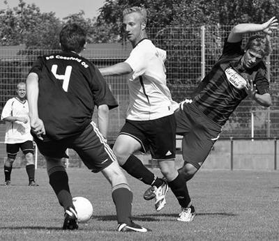 Niklas Segbers (Mitte), Angreifer aus Osterwick, hebelte manches Mal die Abwehr auf. Foto: az