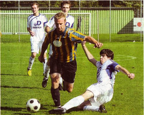 Immer im Vorwärtsgang: Westfalia-Torjäger Niklas Segbers, gestern zweifacher Torschütze, wird von Marcel Dreier (rechts) beharkt.	Foto: Frank Wittenberg