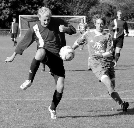 Goalgetter Kai Hemsing (links) nimmt Maß: Nach einem feinen Pass von Jörg Pahlig ist er schneller als Thorsten Scholz und trifft zum 1:0 für die Westfalia. Foto: Frank Wittenberg