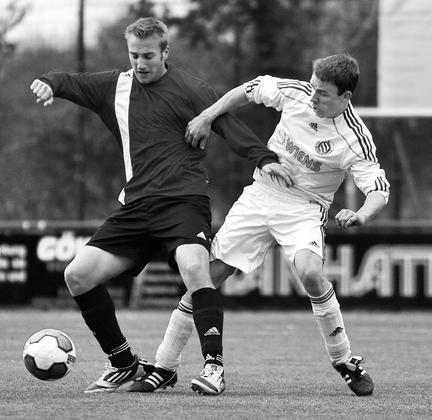 Packender Zweikampf: Niklas Segbers (links), der Goalgetter aus Osterwick, im Duell mit dem Billerbecker Verteidiger Jan-Philipp Lammerdings (rechts). Fotos: Ulrich Hörnemann Foto: az