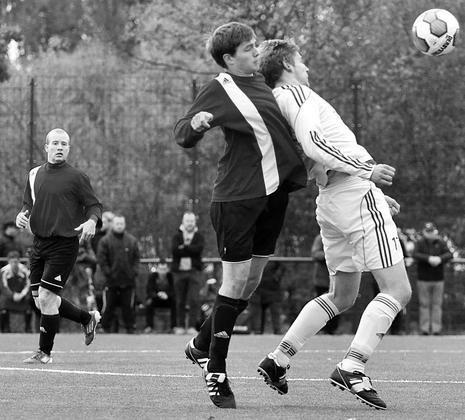 Kopf hoch, Brust raus: Michael Kleine Ossendorf (links), Abwehrspieler aus Osterwick, kämpft mit dem Billerbecker Angreifer Felix Leimkühler (rechts) um die Kugel. Fotos: Ulrich Hörnemann Foto: az