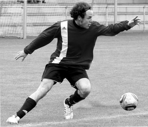   Der Flügelflitzer: Johannes Aldenhövel schlug seine Haken, leistete die Vorarbeit beim Führungstor von Tobias Paschert, doch am Ende ging auch er mit seiner Mannschaft unter. Foto: Frank Wittenberg