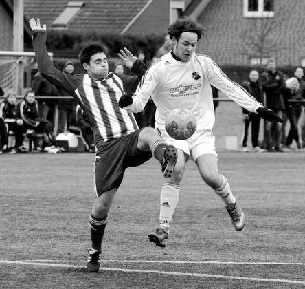 Energisch und bissig präsentierten sich die Osterwicker gestern – hier setzt sich Johannes Aldenhövel (rechts) gegen SG-Abwehrmann Luca Pollicina durch. Foto: Frank Wittenberg