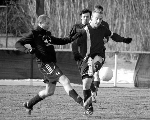 Ein Treffer zum Abschied: Niklas Segbers (rechts) schoss am Sonntag das 1:0 für Westfalia Osterwick und geht nun längere Zeit auf Reisen. Foto: Hans-Martin Stief